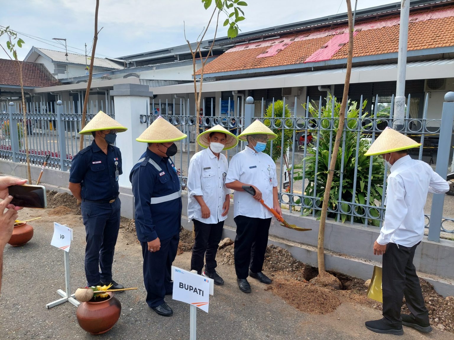 Hijaukan Indonesia Kai Daop Purwokerto Tanam Pohon Di Sejumlah