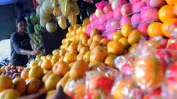 pedagang-menata-buah-buah-dagangannya-yang-sebagian-barang-impor-di-_130128113919-587