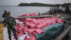Tim Western Fleet Quick Response (WFQR) Lantamal IV dan Lanal Batam menjaga kapal kayu KM Mulia Abadi yang bermuatan beras dan gula pasir ilegal di Dermaga Lanal Batam, Kepulauan Riau, Senin (19/9).