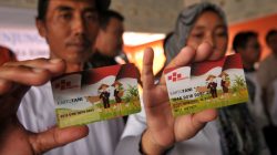 Dua petani menunjukkan kartu tani saat peluncurannya di Desa Jagalempeni, Brebes, Jawa Tengah, Selasa (8/11).
