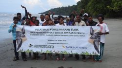 Pemateri berfoto bersama peserta