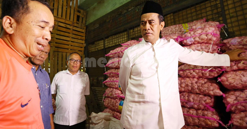 Menteri pertanian, Andi Amran Sulaiman saat mendatangi gudang salah satu importir bawang putih, di Jakarta.