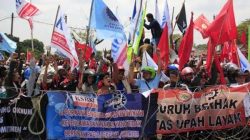 Demonstrasi yang dilakukan oleh serikat buruh