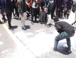 Gabungan Massa Aksi Blokade Jembatan Suramadu dengan Tabur 2 Ton Garam