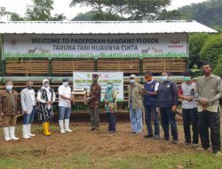 Fakultas Teknologi Pertanian UGM Serahkan Kandang Domba Komunal di Desa Sriharjo