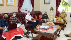 Suasana pertemuan Gubernur Gorontalo Rusli Habibie, bersama pimpinan dan jajaran PT Esaputlii Prakarsa Utama.