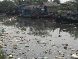 Banyaknya Sampah di Sungai Bedera Membuat Nelayan Medan Kesulitan Melaut