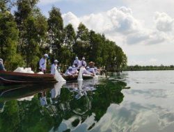 Lestarikan Ikan Lokal Kalimantan, BKIPM Lepasliarkan Benih Ikan Papuyu dan Patin di Danau Seran