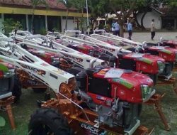Sejahterakan Petani, Pemerintah Maros Serahkan Hand Tractor ke Kelompok Tani