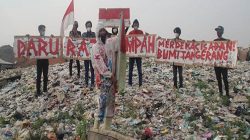 Komunitas Saba Alam Indonesia Hijau memperingati  HUT RI ke-76 di tumpukan sampah, sebagai bentuk kritikan terhadap pencemaran lingkungan, di sepanjang Sungai Cisadane.