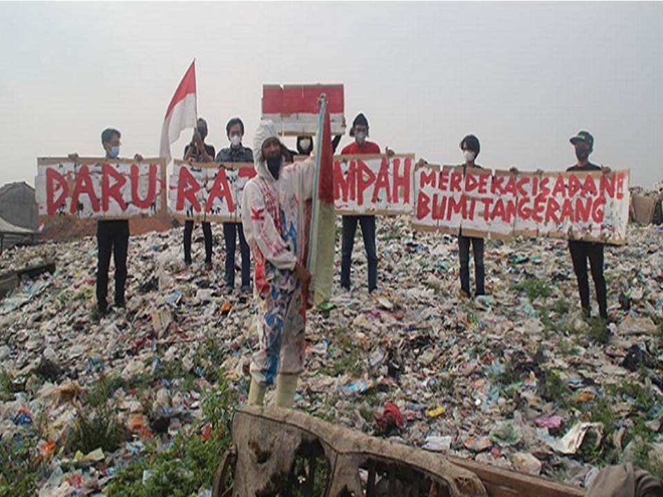 Komunitas Saba Alam Indonesia Hijau memperingati HUT RI ke-76 di tumpukan sampah, sebagai bentuk kritikan terhadap pencemaran lingkungan, di sepanjang Sungai Cisadane. 