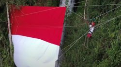 Pegiat Lingkungan Subang Kibarkan Bendera Raksasa di Puncak Tebing dengan ketinggian 165 meter