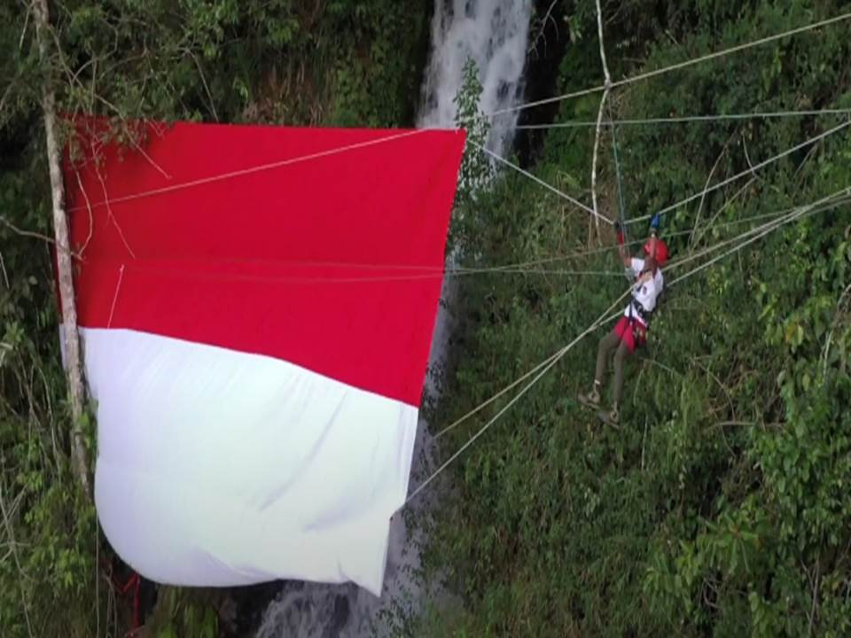 Pegiat Lingkungan Subang Kibarkan Bendera Raksasa di Puncak Tebing dengan ketinggian 165 meter