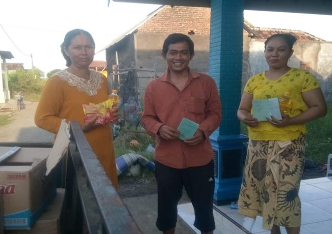 Anggota POKMASWAS Delta Samudera Timur dibekali buku tabungan untuk mencatat sampah plastik yang telah terkumpul.