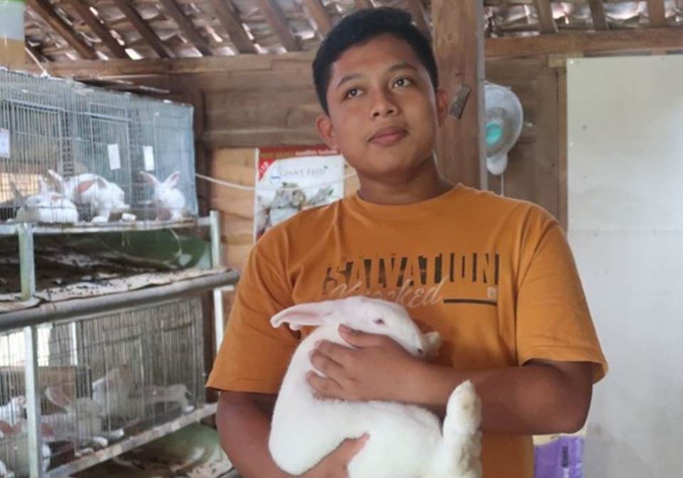 Genthur Rahmadhani, diusia yang masih 15 tahun sukses ternak kelinci (Foto: Detik.com)