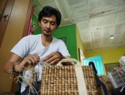 Bengok Craft Berdayakan Masyarakat Olah Eceng Gondok Jadi Produk Berkelas