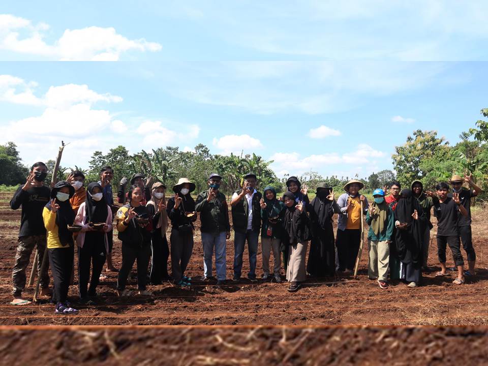 Komunitas Mahasiswa Bertani Unhas melakukan penanaman perdana kedelai di Denfarm, Lahan Fakultas Pertanian Universitas Hasanuddin, Minggu 17 Oktober 2021.