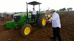 Presiden Joko Widodo mengendarai traktor di Jeneponto