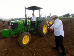 Presiden Jokowi: Mengendarai Traktor Ternyata Mudah