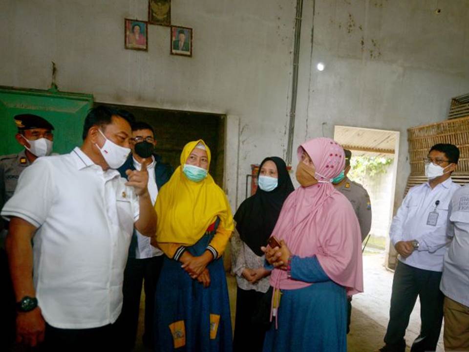 Moeldoko saat berdiskusi dengan para peternak ayam petelur di Blitar, Jawa Timur. (Foto: Dok. KPS)
