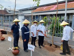 Hijaukan Indonesia, KAI Daop 5 Purwokerto Tanam 100 Pohon di Sejumlah Stasiun