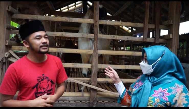 Siti Munifah (Kanan) meninjau usaha milik Rayndra Syahdan Mahmudin (Kiri)