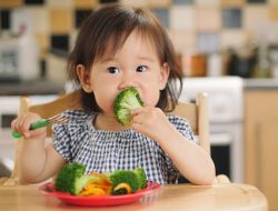 Lakukan Cara Ini Agar Si Anak Doyan Makan Buah dan Sayur