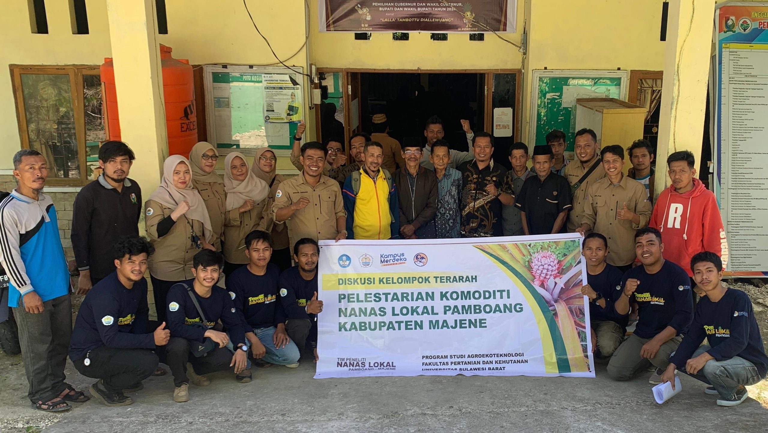 Peserta FGD Pelestarian Nanas Lokal Pamboang Foto bersama di halaman Kantor Desa Betteng