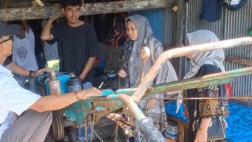 Pengabdian Masyarakat Dosen Polipangkep Melatih Warga Membuat Herbisida organic Serta Merakit Teknologi Traktor Remote Control di Desa Bontolempangan maros.