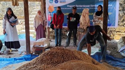 Pelatihan Pembuatan Pakan Komplit (Complete Feed) di Desa Paopao Kabupaten Barru