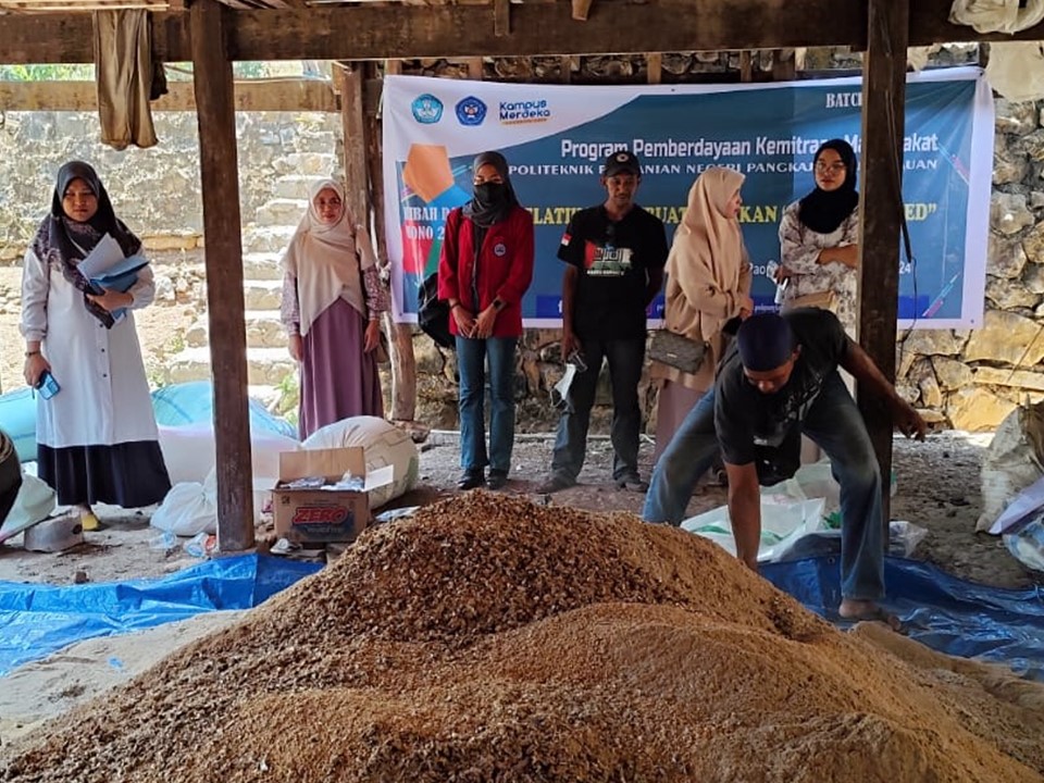 Pelatihan Pembuatan Pakan Komplit (Complete Feed) di Desa Paopao Kabupaten Barru