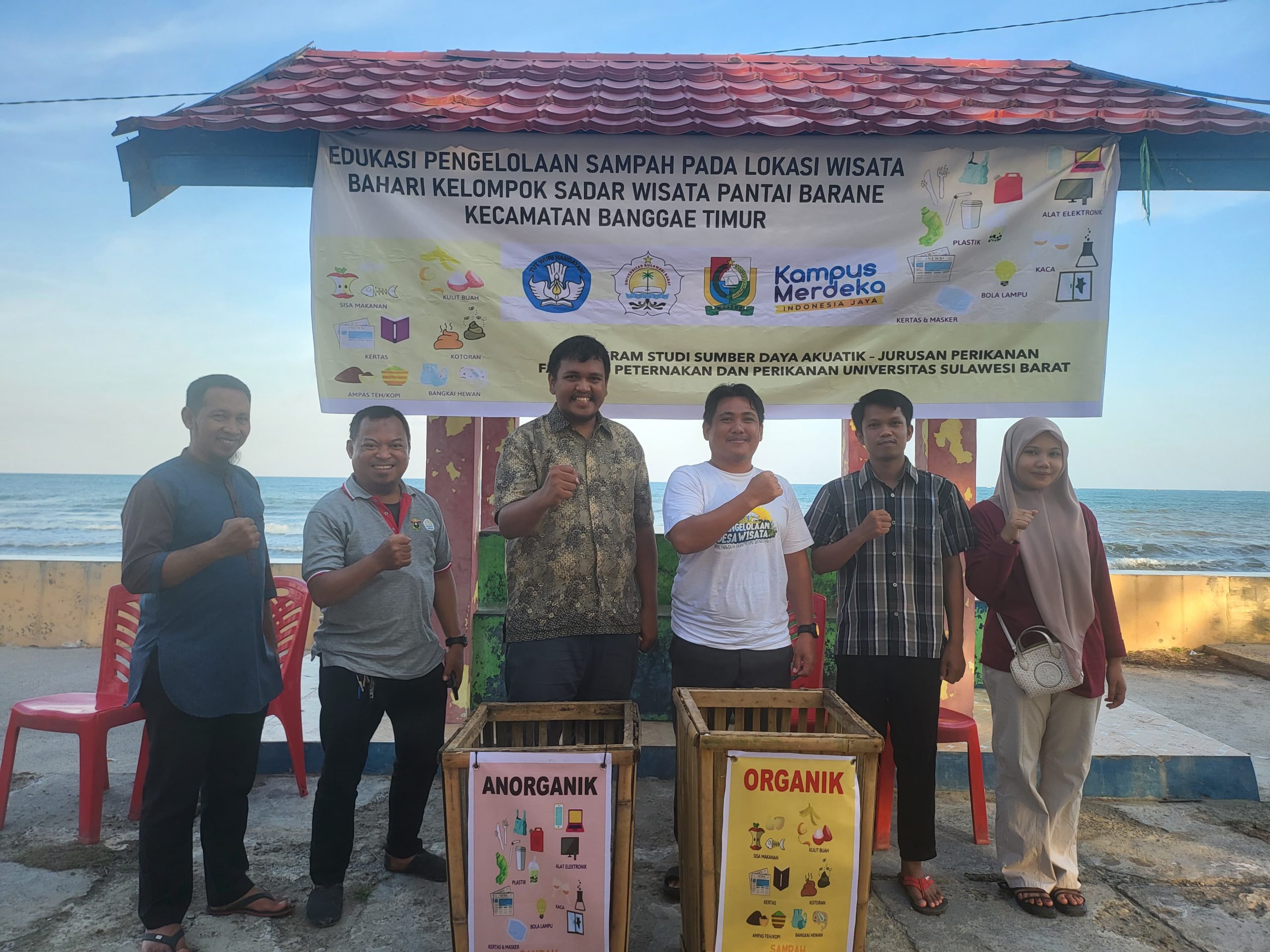 Tim Unsulbar bersama dengan Kelompok Sadar Wisata Pantai Barane yang dikelola oleh bapak Abdullah