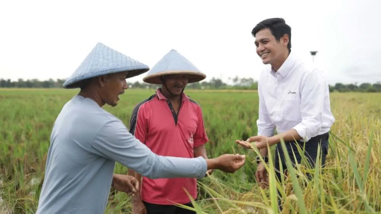 Suman (kanan) menjadi sosok pelopor petani milenial dengan mengembangkan budidaya tanaman padi di Indramayu, Jawa Barat. (Sumber: HO-Pertamina EP)