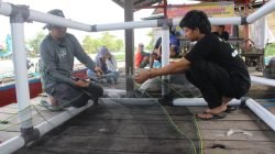 Proses pembuatan keramba apung Proses pembuatan keramba apung