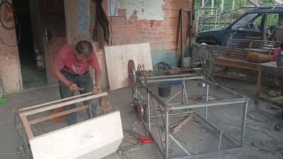 Muklis Ady saat merakit alat pelubang mulsa hasil karyanya di Kampung Buge Ara, Ketol, Aceh Tengah.(Foto: RRI/Satiran)