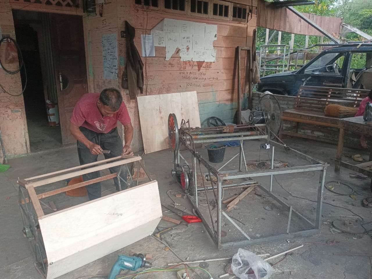 Muklis Ady saat merakit alat pelubang mulsa hasil karyanya di Kampung Buge Ara, Ketol, Aceh Tengah.(Foto: RRI/Satiran)