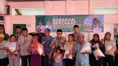 Pemerintah Desa dan Kabupaten saat berfoto bersama dengan perwakilan mustahik yang menerima zakat pertanian di Balai Desa Babadan, Kecamatan Sindang, Kabupaten Indramayu, Jawa Barat, Jumat (3/10/2025)(KOMPAS/HANDHIKA RAHMAN)