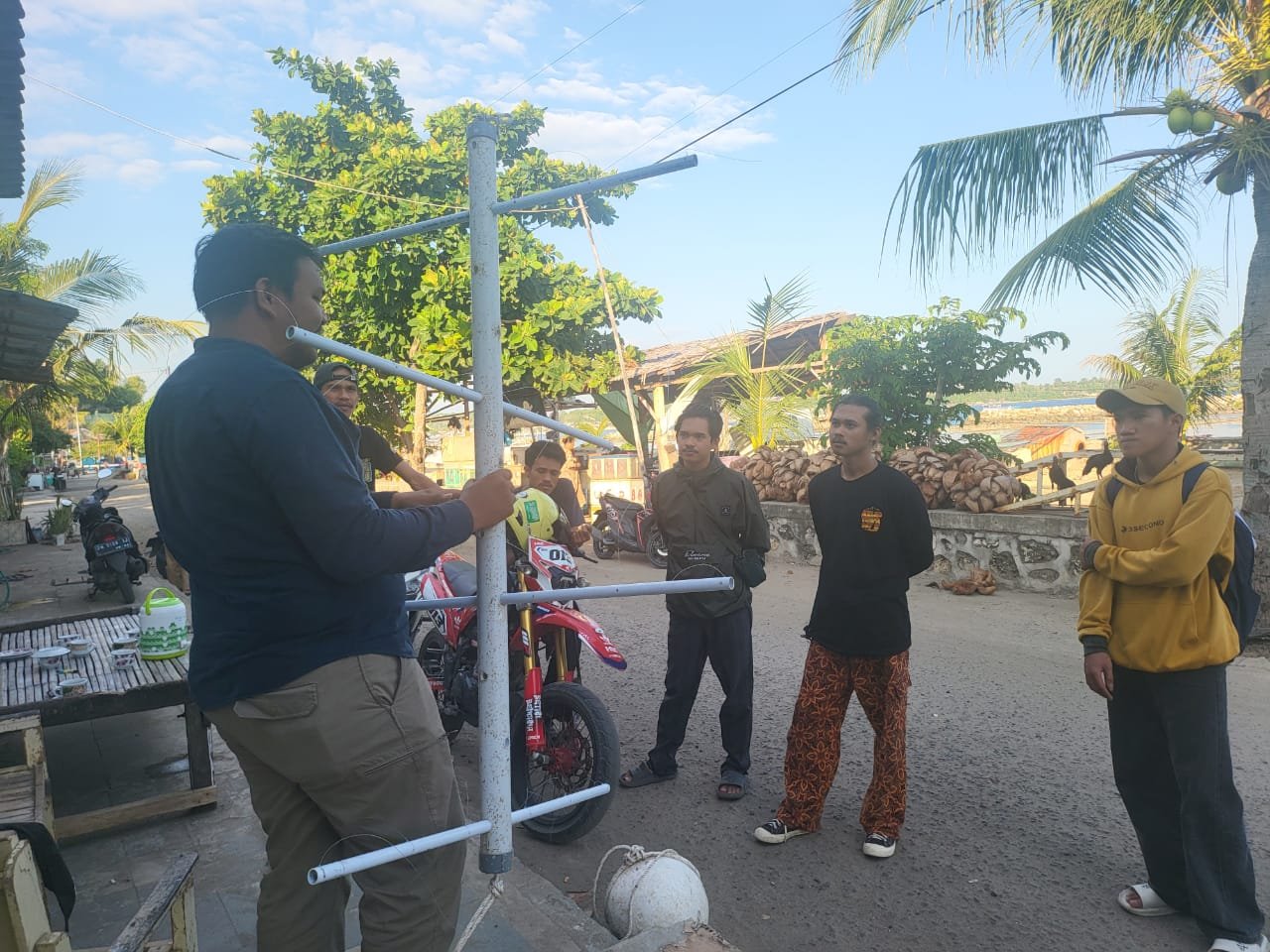 Rahmat Januar Noor, S.Si., M.Si. menjelaskan teknis penggunaan media pembibitan karang model vertikal dan 5 modul transplan