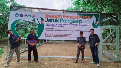 Ketua Pelaksana Kegiatan, Dr. Muhammad Kadir, S.P., M.P., (Berkacamata) bersama Tim Pelaksana.