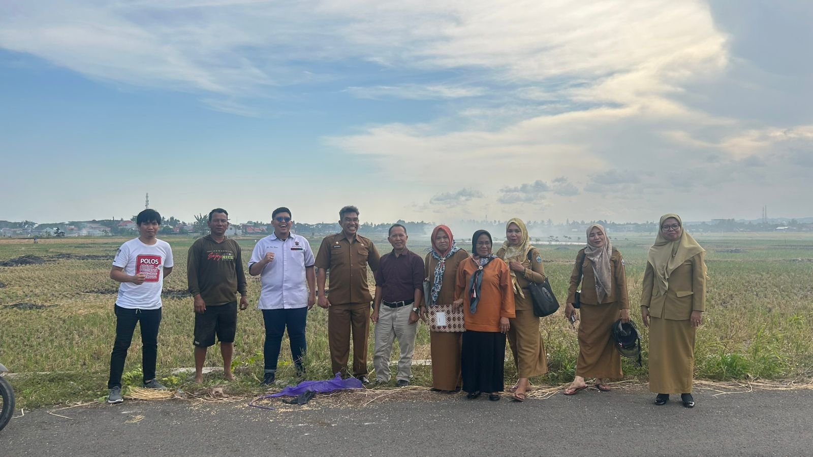 Dr Muhammad Fuad Anshori (berkemeja putih) dan Tim mengunjungi lahan produksi padi di Kelurahan Lembang, Kecamatan Bantaeng, Kabupaten Bantaeng