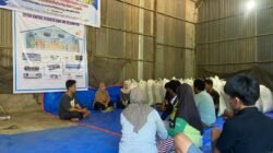 Tim pengabdi turut mendampingi kelompok tani dalam menyusun Standar Operasional Prosedur (SOP) pengelolaan gudang