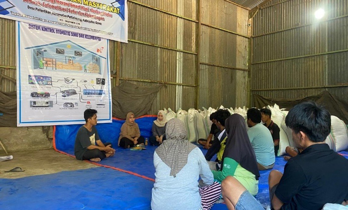 Tim pengabdi turut mendampingi kelompok tani dalam menyusun Standar Operasional Prosedur (SOP) pengelolaan gudang